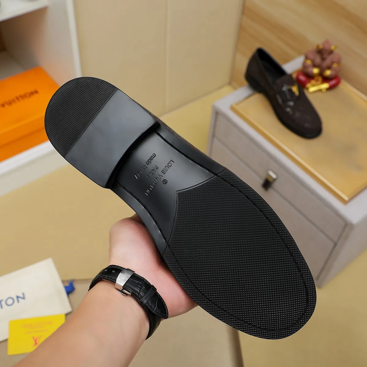 Men's shoes 💰 460 💰 Louis Vuitton LV ® 🆕 model 🔛Full shoe counter, first layer cowhide, 🐂leather lined casual shoes for men, super soft outsole, essential for driving. Counter synchronization, original first layer cowhide, completely 1:1 mold customization🌹top version, color optional! Number: 39-44 (customized at 38.45)